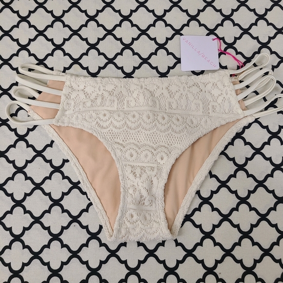 Vanilla Beach Cream Crocheted Bikini Bottoms Size Medium - Picture 1 of 6